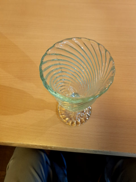 Glasvase med snoet mønsterc